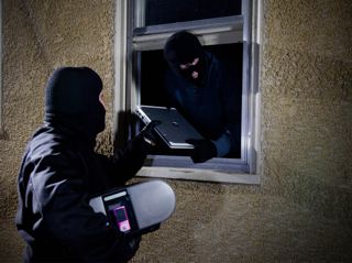 burglars_with_loot_320x240