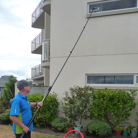 Tauranga Franchisee Murray Strutton makes window washing look easy with CrestClean’s Pure Water System. 